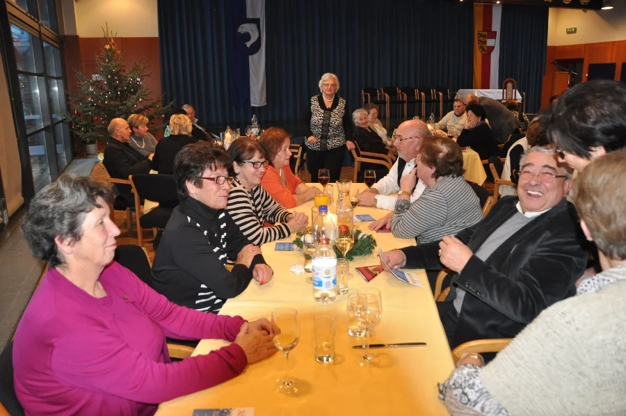 +Pritschitzer+ und Sallacher+#in froher Runde