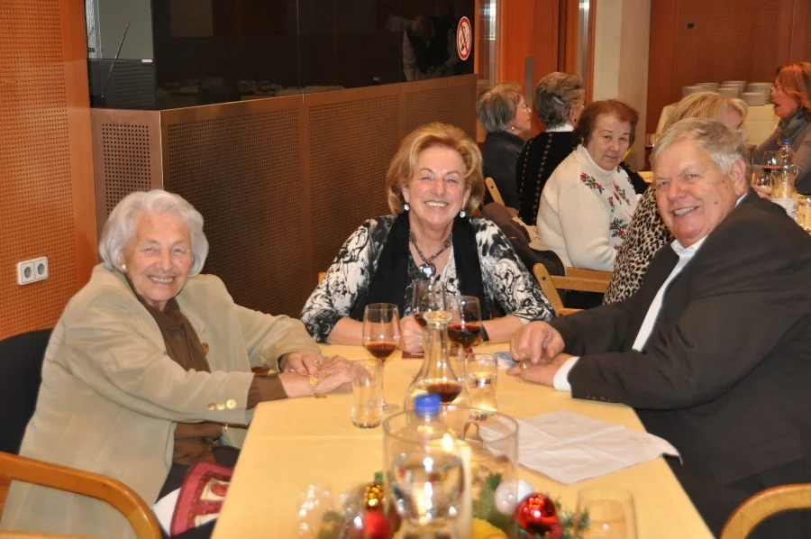 Frau Irene Rosic und Margarethe#Schlosser mit Burgvogt Willi Pickert