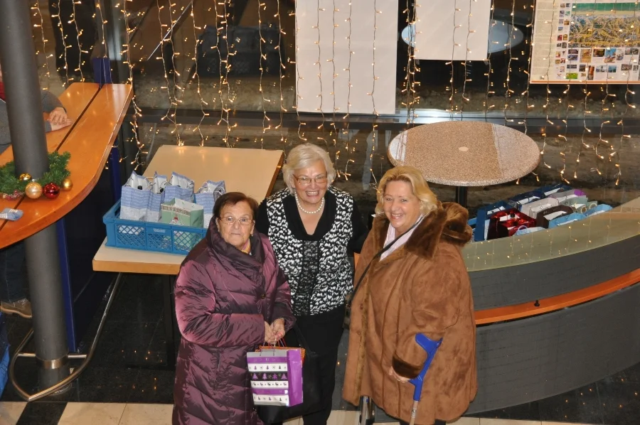 Obfrau Heidi Wienerroither#bei der Geschenksübergabe