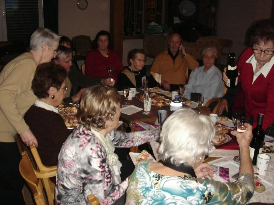 Liselotte Luschnig serviert#pikante Brötchen
