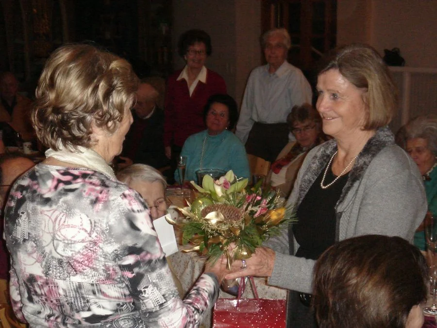 Else Zinnecker bedankt sich#bei Tanzleiterin Renate Rauter#für ihr großes Engagement