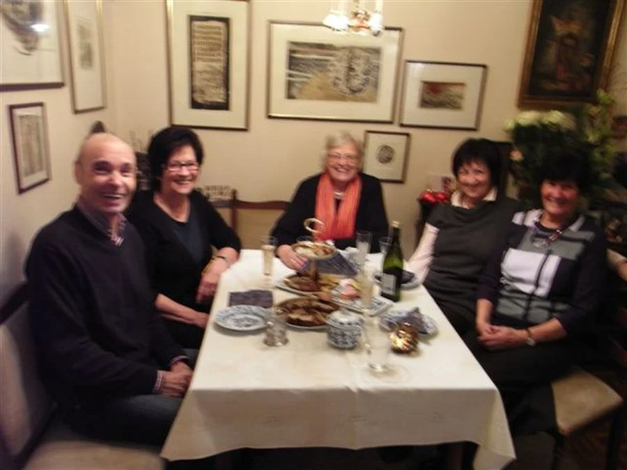 Therese Robatsch feiert mit den#Gratulanten