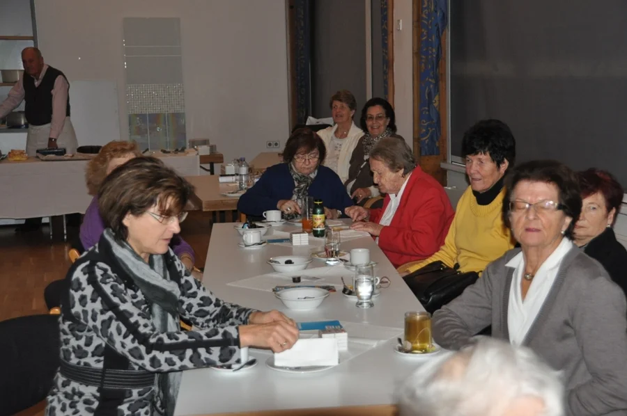 Die 2 Damen vorne rechts hatten vor#einigen Tagen einen runden#Geburtstag gefeiert