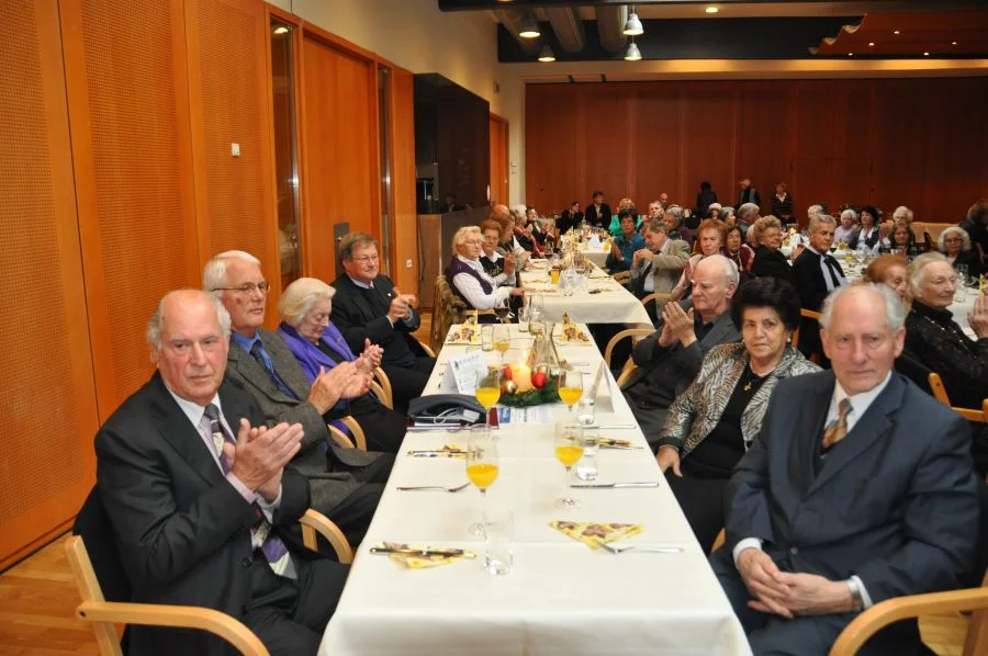 Geistlicher Rat Pfarrer Petschenig am Ehrentisch anlässlich der Adventfeier 2011