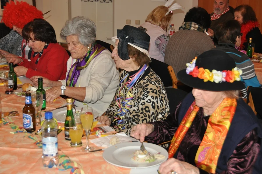 In der Mitte zwei eifrige Senioren-#tänzerinnen#Emmi Großl und Marianne Werdenigg