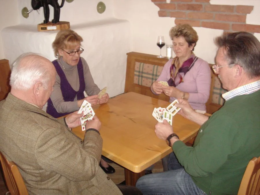 Hans Valente mit Partnerin Greti#Lackner im  Spiel mit Herbert#Paulitsch und Partnerin#Obfrau-Stv. Annemarie Orlitsch