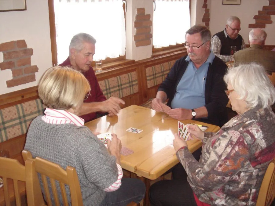 Im geschlagenen Feld#Peter Benz mit Partnerin Frau Grießer#und Obfrau Heidi Wienerroither mit Partner Walter Priednig