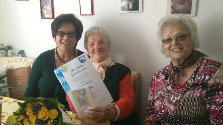 Das Geburtstagskind umrahmt von Stv. Walter und Obfrau Wienerroither