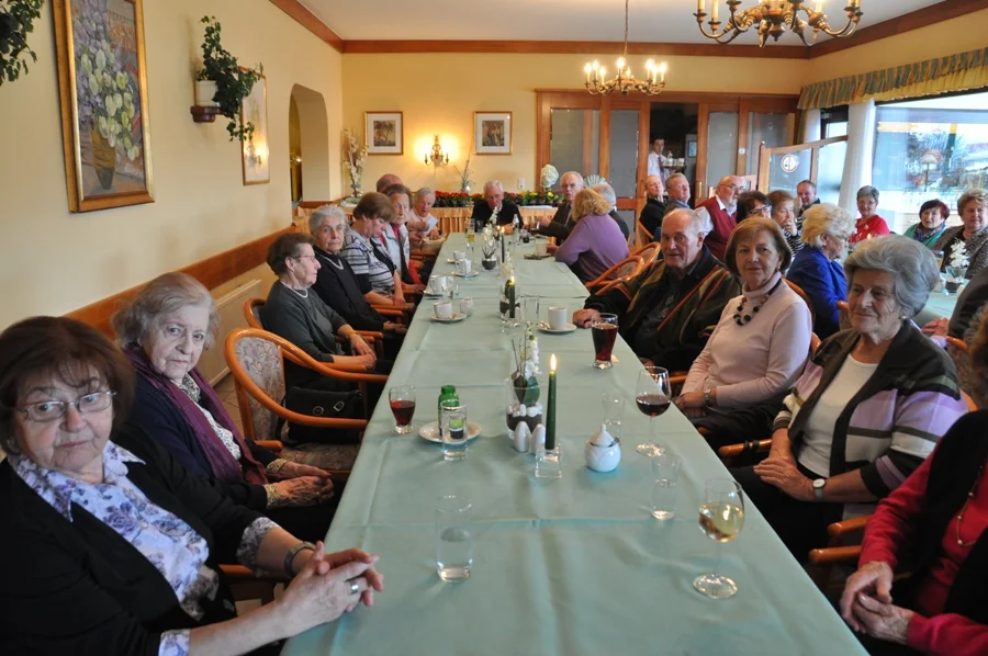 Ex-Kassier Günter Wienerroither#in einer großen Damenrunde