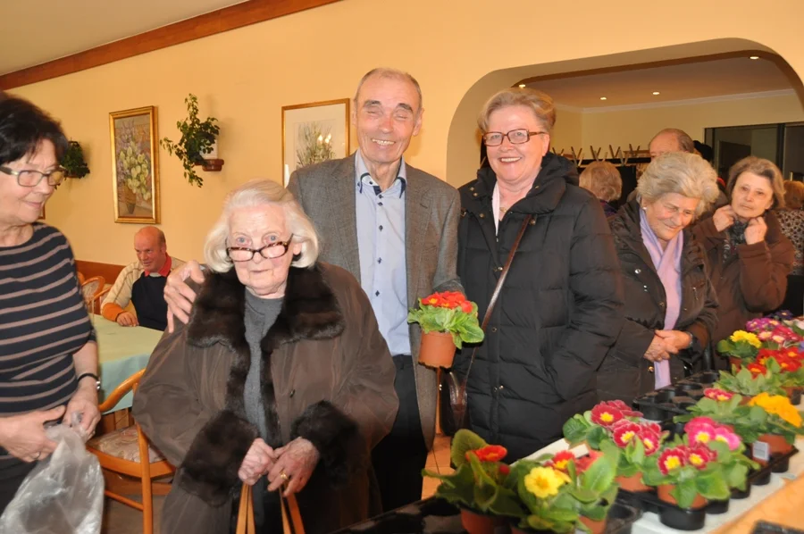 Blumengruß für Ehrenobfrau#Annemarie Samitz