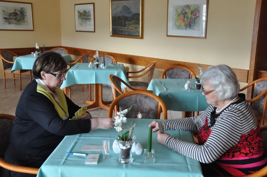 Hausherrin Hardy Koscher#im Spiel mit der Obfrau