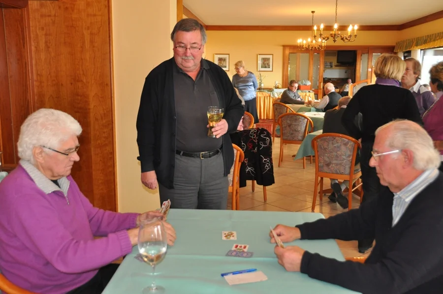 Hausherr Hans Koscher im Spiel#mit Hans Prüller#Peter Benz als kritischer#Beobachter