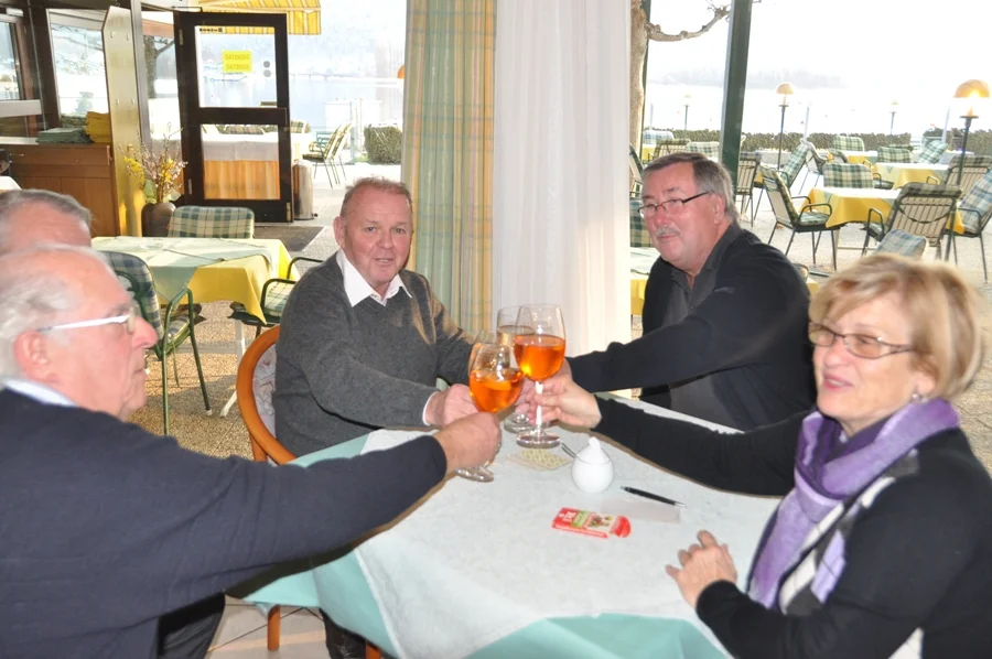 Auf den Geburtstag wurde#angestoßen