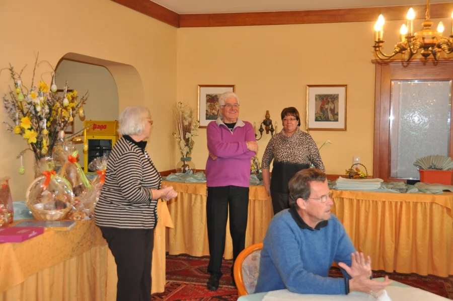 Die Obfrau begrüßt die +Wirtsleut+