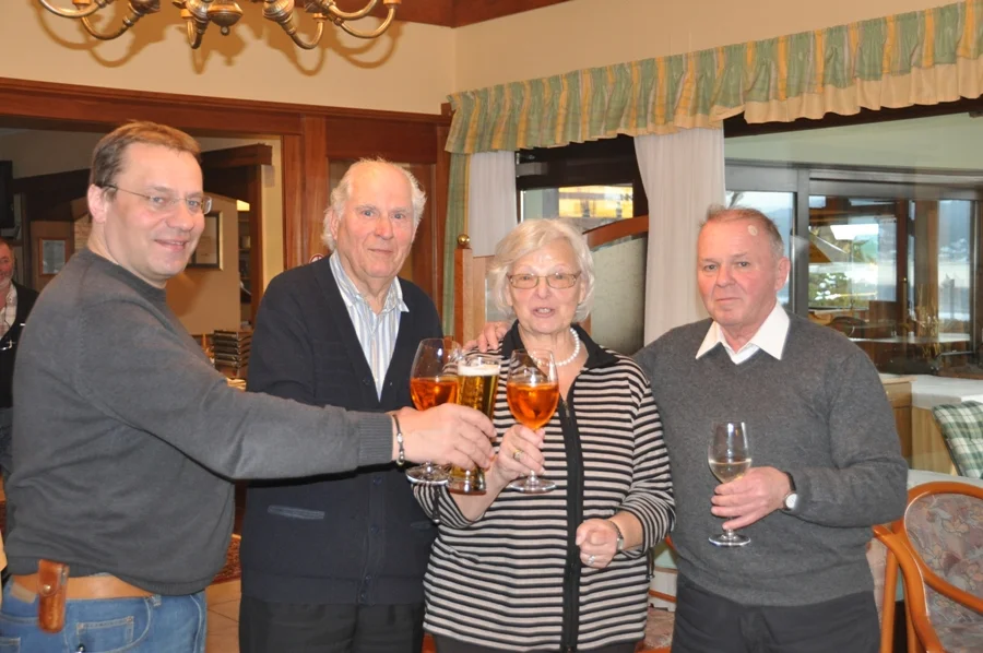Obfrau Heidi Wienerroither und#Ortsparteiobmann Robert Schandl#gratulierten zum Geburtstag#Erich Nadrag und Hans Prüller