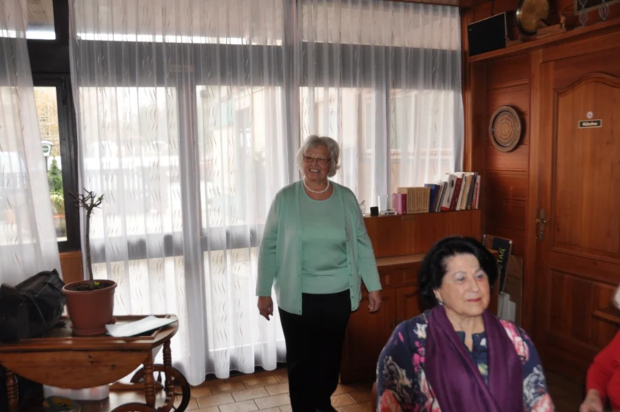 Obfrau Heidi Wienerroither begrüßt#und informiert  die 50 Senioren.