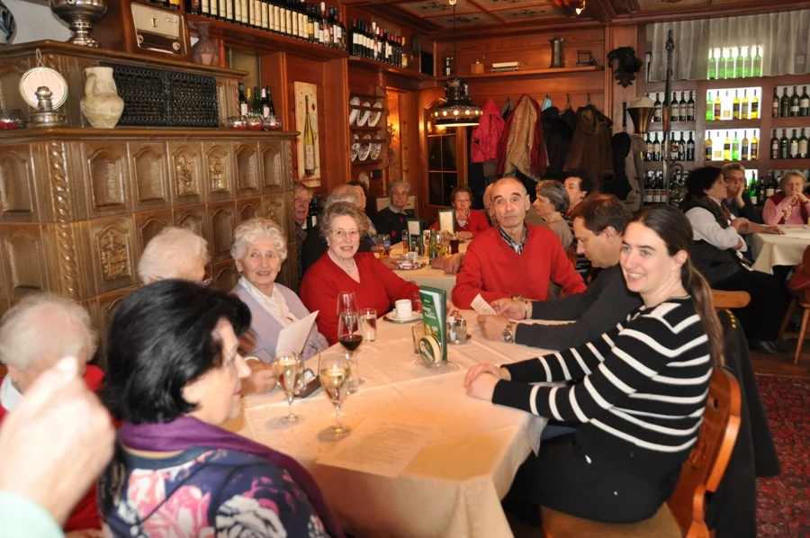 Das vollbesetzte Kaminstüberl#im +Pörtschacher Stüberl+