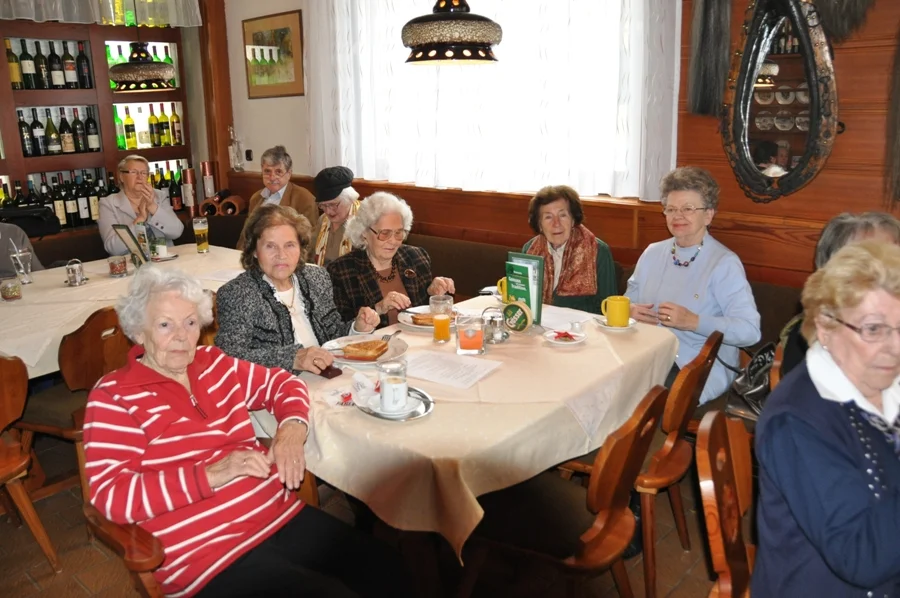 Johanna Foreman, die Zwillinge Margareta Kleinberger und Johanna#Kriz sowie Ballmutter Erna Rapatz und#Schriftführerin Elfriede Hudovernig#als begeisterte Zuhörer