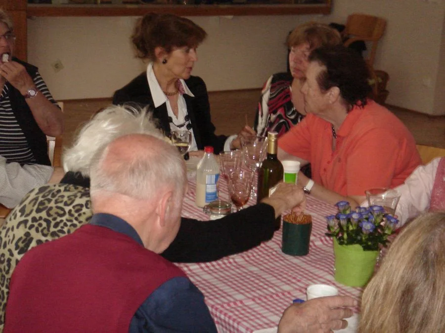 Lydia Feldkichner und  Irmi Hammer#im Gespräch mit Familie Wiegele