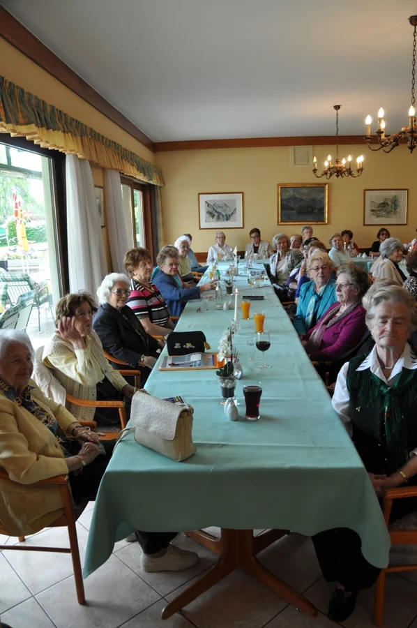 Festliche Stimmung im #vollbesetzten Speisesaal#des +Strandhotel Prüller+