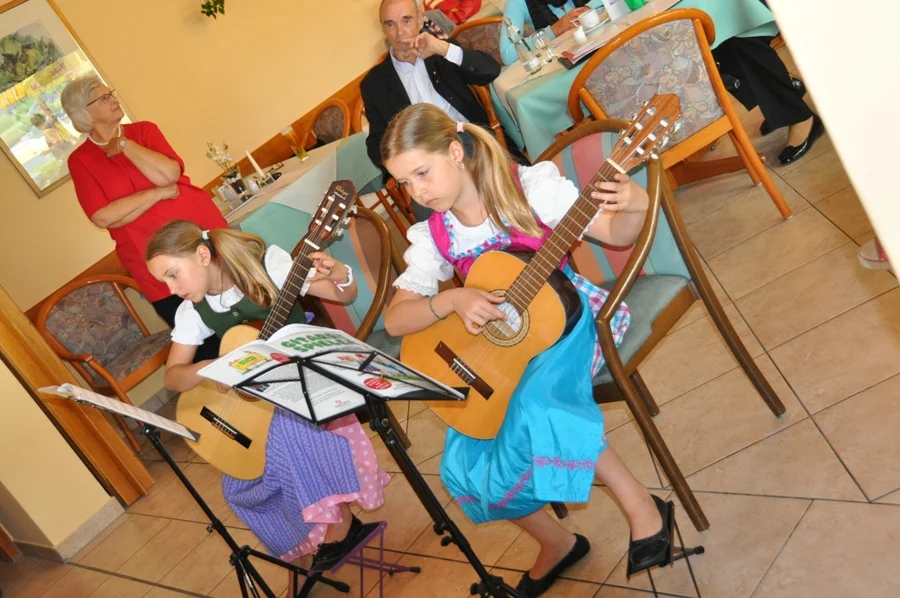 Elena Wienerroither und Viola Preiß#spielten auf der Gitarre