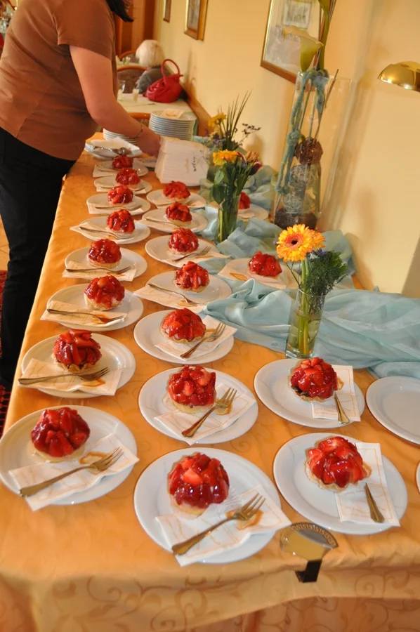 Süsse Erdbeertörtchen gab#es zum Kaffe gespendet#von der ÖVP Pörtschach#Vielen Dank