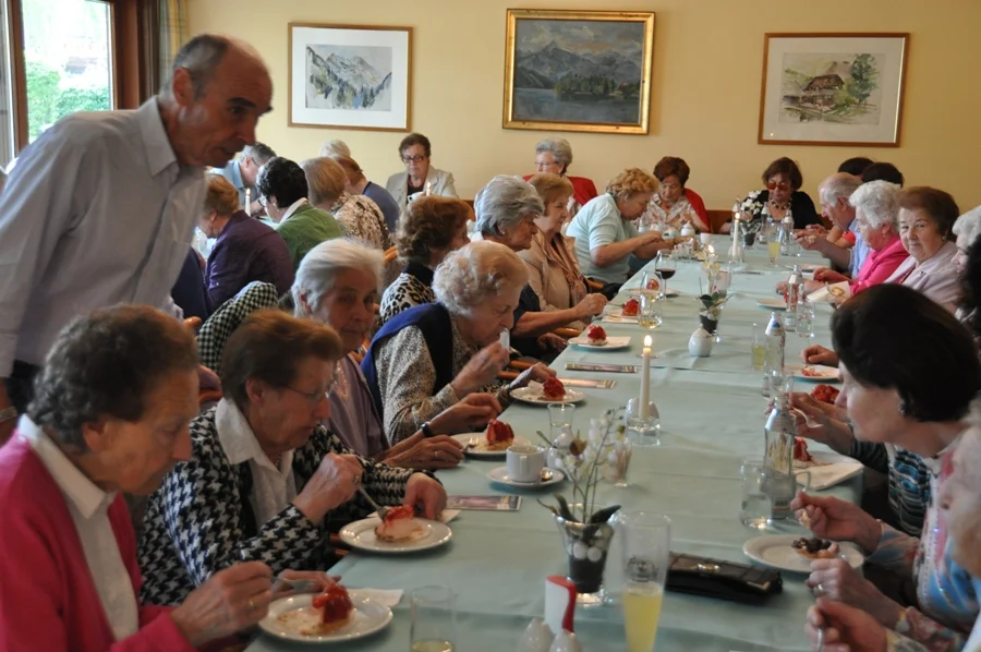Vbm. Walter überzeugt sich#ob es auch schmeckt