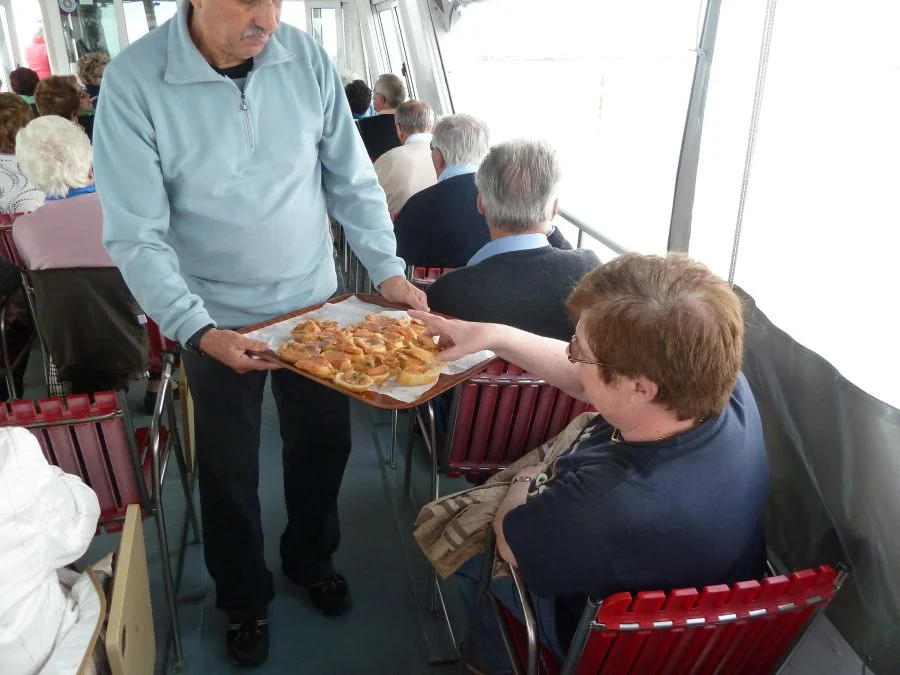 Die ersten Brötchen werden gereicht