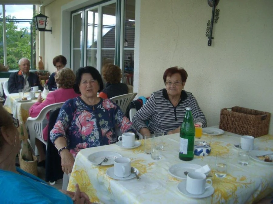 sichtlich erschöpft Maria Reiter#und Stefi Muskateller