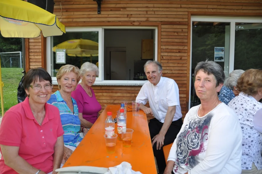 Dechant Josef Scharf führte mit#jeder Tischrunde kennenlernende#Gespräche