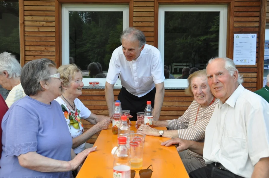 Dechant Josef Scharf#begrüßte alle persönlich