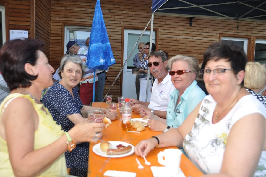 Seppi Wienerroither-Obmann des Pfarrgemeinderates- mit Mitgliedern der#+Sonntagsrunde+