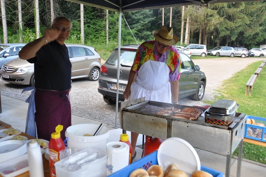 Die +Senioren-Grillmeister+ Günter Wienerroither und Pauli Aichholzer