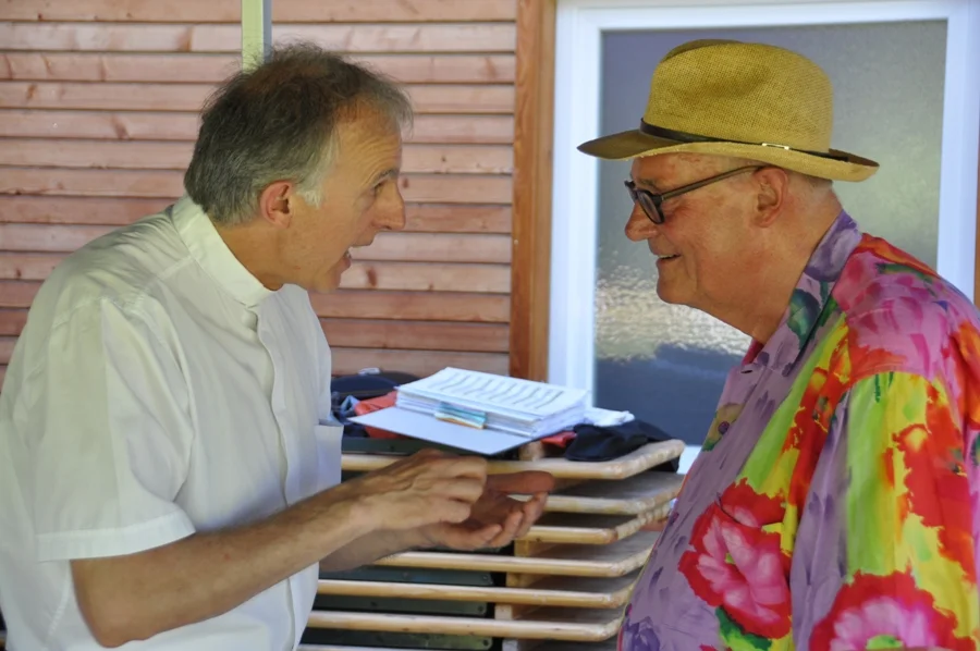 Dechant Josef Scharf und#Grillmeister Günter Wienerroither