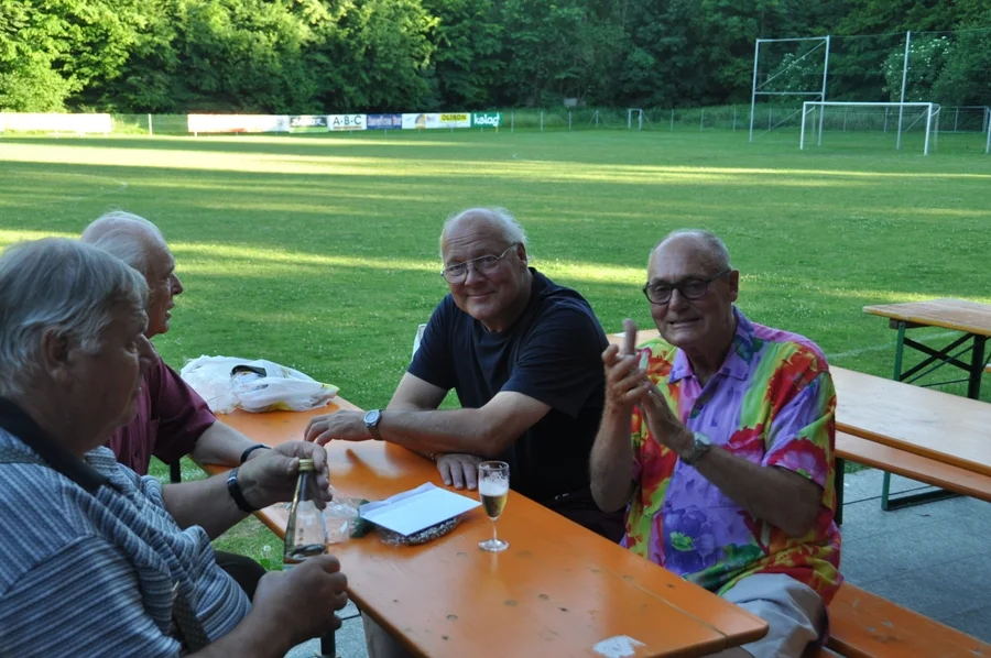 Die müden Grillmeister....#auffallend Willi Pickert mit#einer Apfelsaftflasche