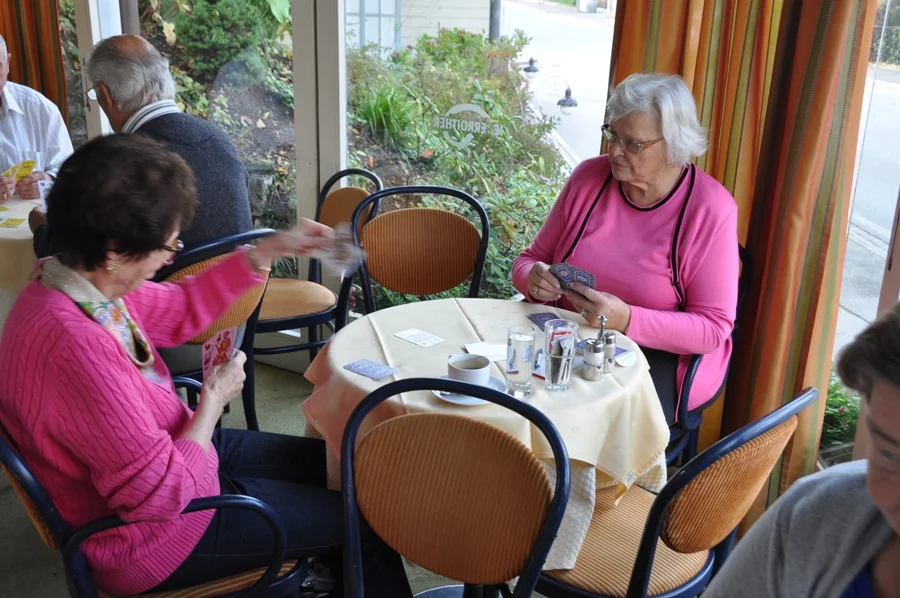 Modefarbe +Pink+ auch beim Schnapsen