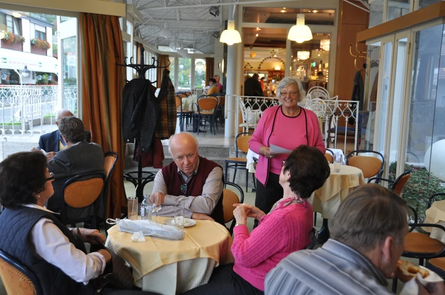 Die Obfrau im Gespräch mit der Familie Valente