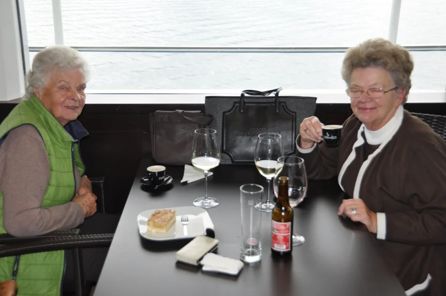 Obfrau-Mutter Michaela Gasperschitz#und Schriftführerin und Reiseberichterstatterin Elfriede Hudovernig