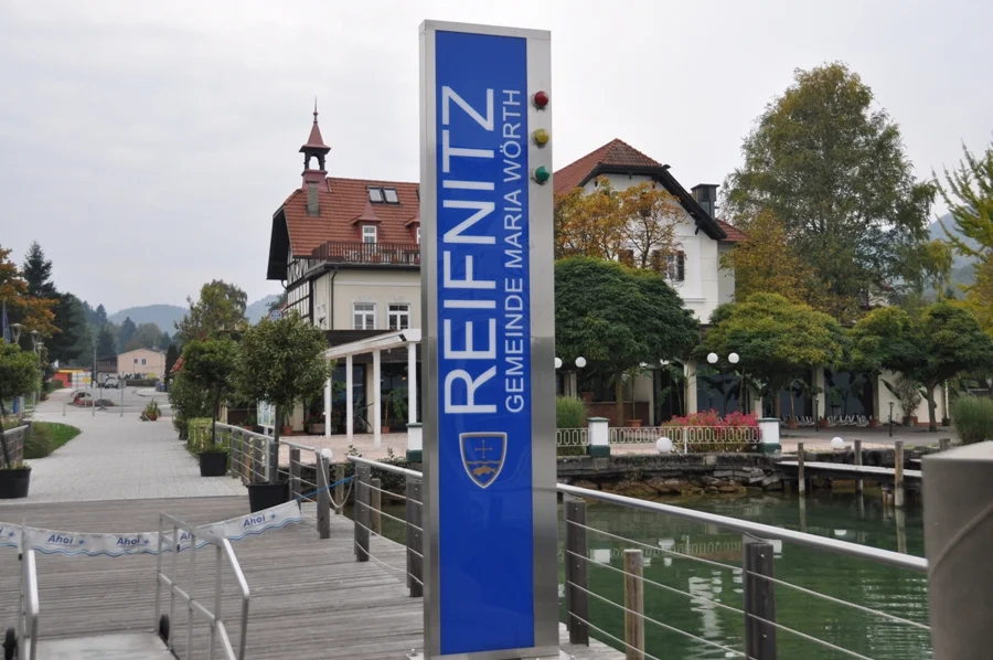 Reifnitz--Im Hintergrund das#+Strandhotel Sille+