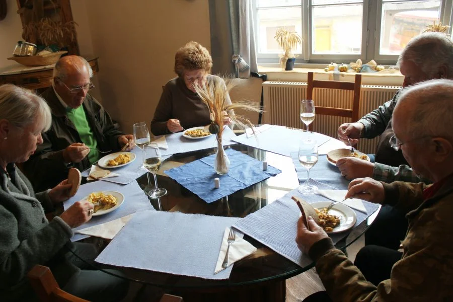 und ein Glas Wein zum Gabelfrühstück