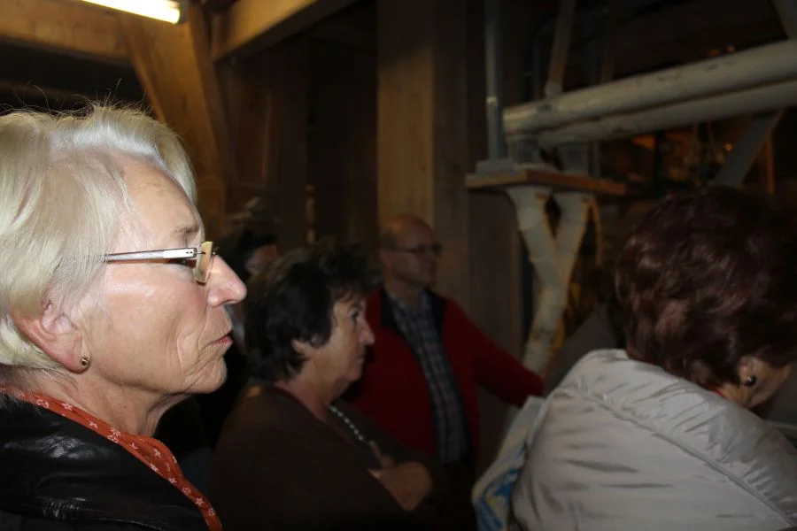 Interessierte Zuhörer Heidi Puschnig und im Hintergrund Fotograf Gerhard Schurian