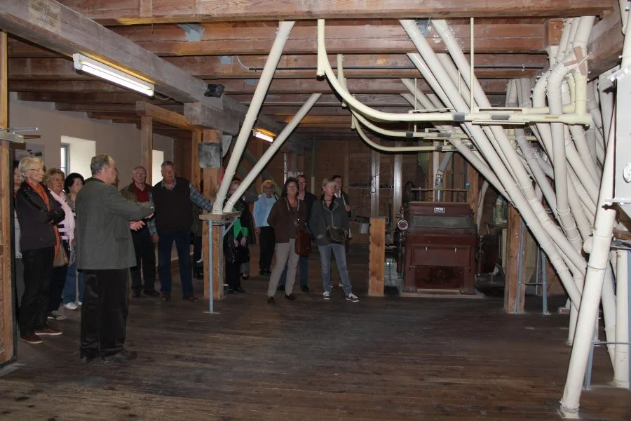 Auch Willi Pickert ist von der alten Technik der Mühle angetan