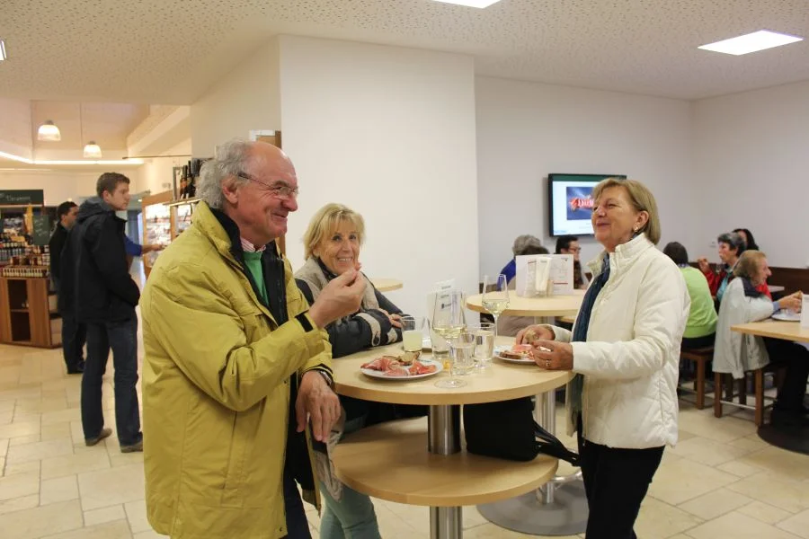 Es hat nicht nur geschmeckt, es war auch sehr lustig. Hermann und Uschi Rapatz - in der Mitte Annemarie Orlitsch.