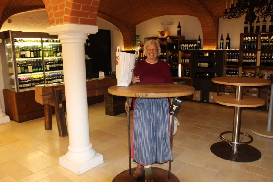 Obfrau Heidi Wienerroither als Model mit einem Dirndl. Steht ihr aber sehr gut.