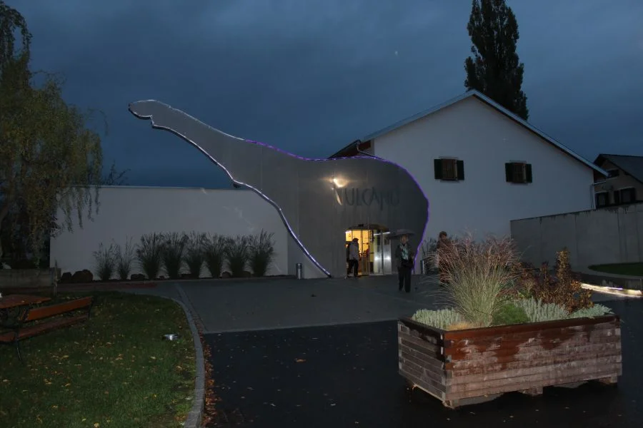 Der Eingang ist kunstvoll gestaltet