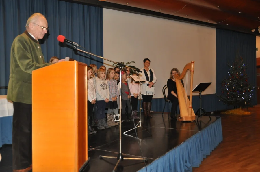 Horst Pollak, Obmann der#Singgemeinschaft Pörtschach, moderiert unsere#Adventfeier seit 33 Jahren.#Vielen, vielen Dank