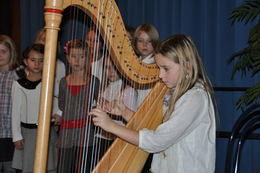 An der Harfe Jasmin Daniel