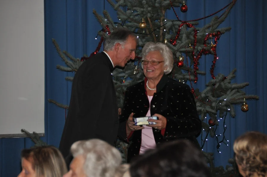 Dechant Mag. Josef Scharf überreicht#der Obfrau ein Weihnachtsgeschenk