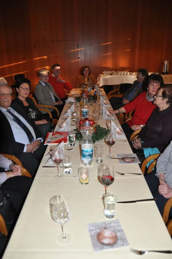 Vorne links Ing. Günter Hrubesch,#der uns alle Jahre mit einem#selbstverfassten Weihnachtsgedicht#überrascht