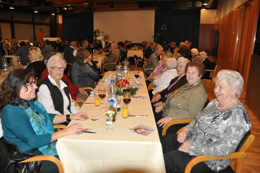 Eine große Damenrunde